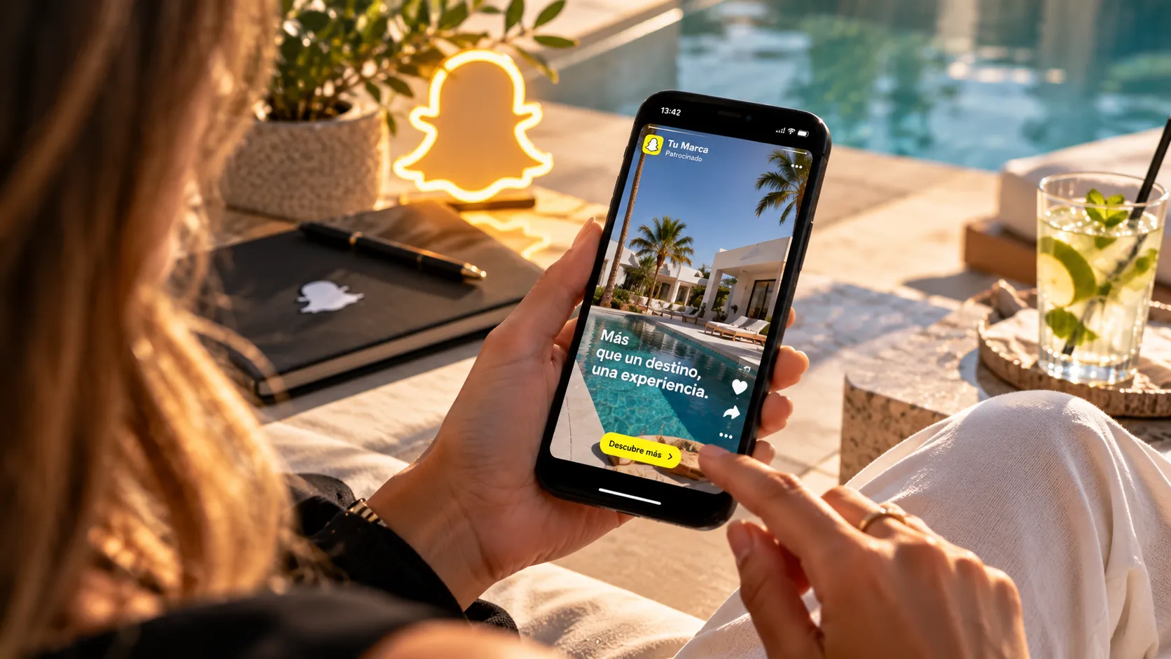 Móvil con un anuncio de Snapchat junto a una piscina