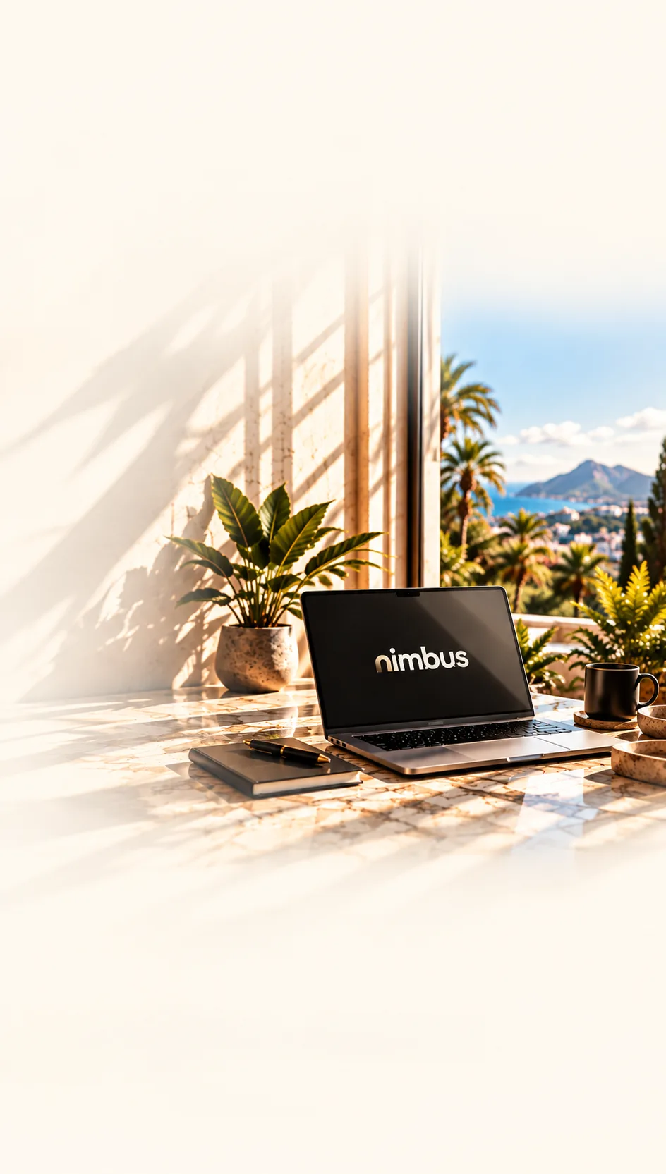 Portátil con el nombre de Nimbus en un escritorio de mármol con vistas al mar