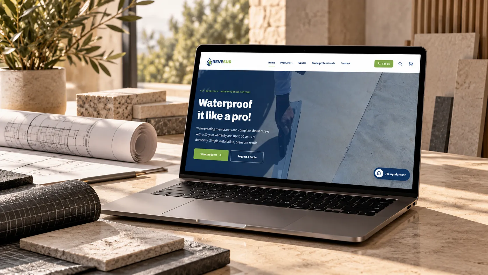 Portátil con la página web de Revesur
